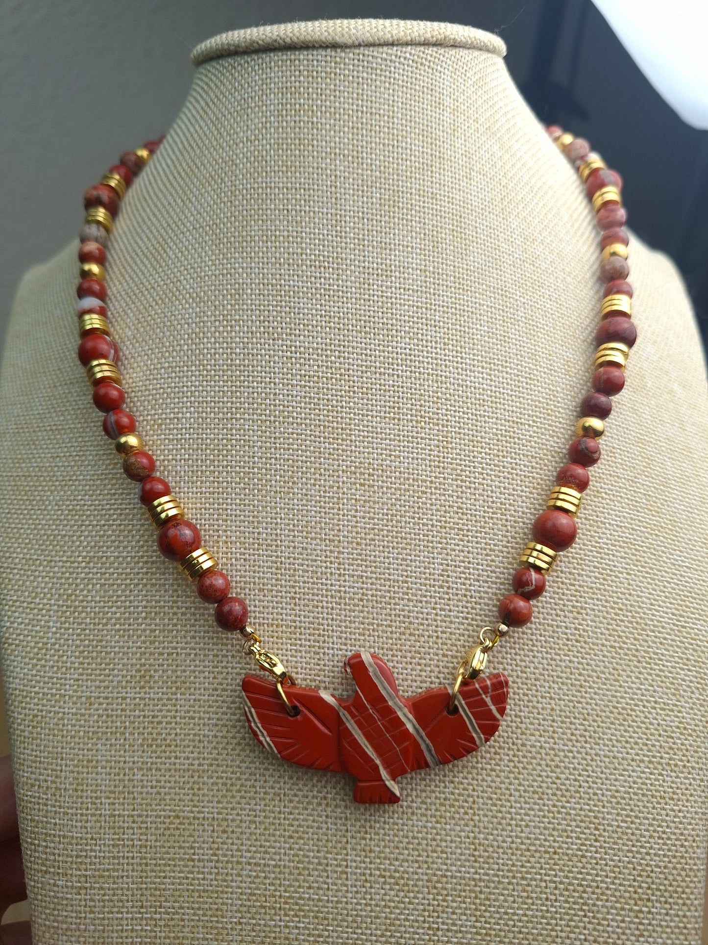 Collier Jaspe rouge, Hématite, pendentif Faucon
